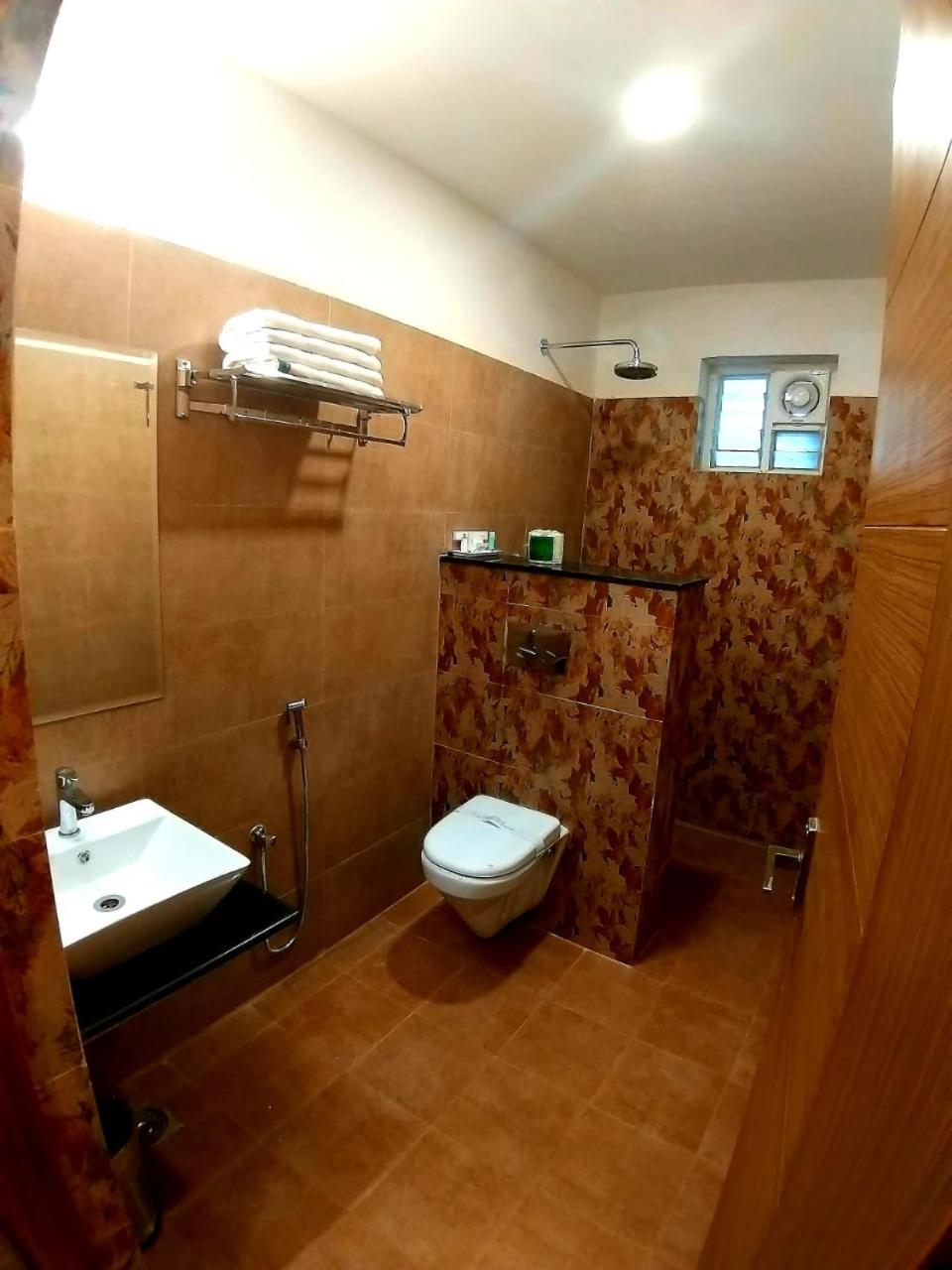 Grand Elegant Hotel Ченай Екстериор снимка